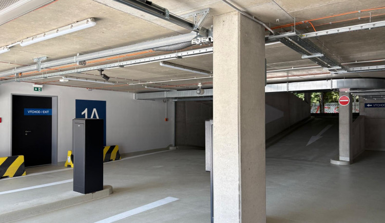 FOTOGALERIE: Veveří má nový parkovací dům. Nechybí bezpečnější místa pro ženy ani cykloboxy