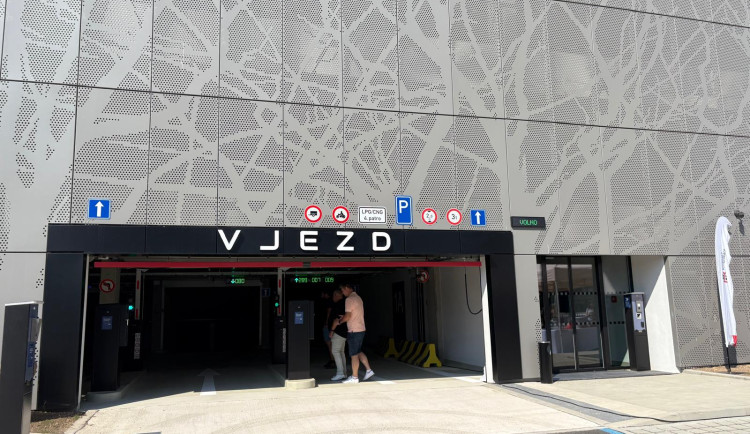 FOTOGALERIE: Veveří má nový parkovací dům. Nechybí bezpečnější místa pro ženy ani cykloboxy