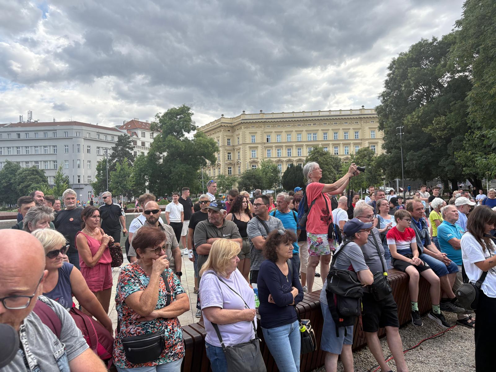 FOTOGALERIE: Klobásy i rvačka mezi aktivisty. Fialova grilovačka v Brně se vyostřila