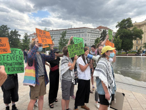 FOTOGALERIE: Klobásy i rvačka mezi aktivisty. Fialova grilovačka v Brně se vyostřila