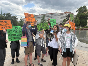FOTOGALERIE: Klobásy i rvačka mezi aktivisty. Fialova grilovačka v Brně se vyostřila