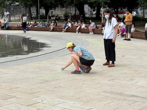 FOTOGALERIE: Klobásy i rvačka mezi aktivisty. Fialova grilovačka v Brně se vyostřila