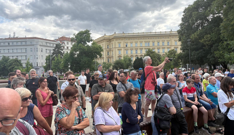 FOTOGALERIE: Klobásy i rvačka mezi aktivisty. Fialova grilovačka v Brně se vyostřila