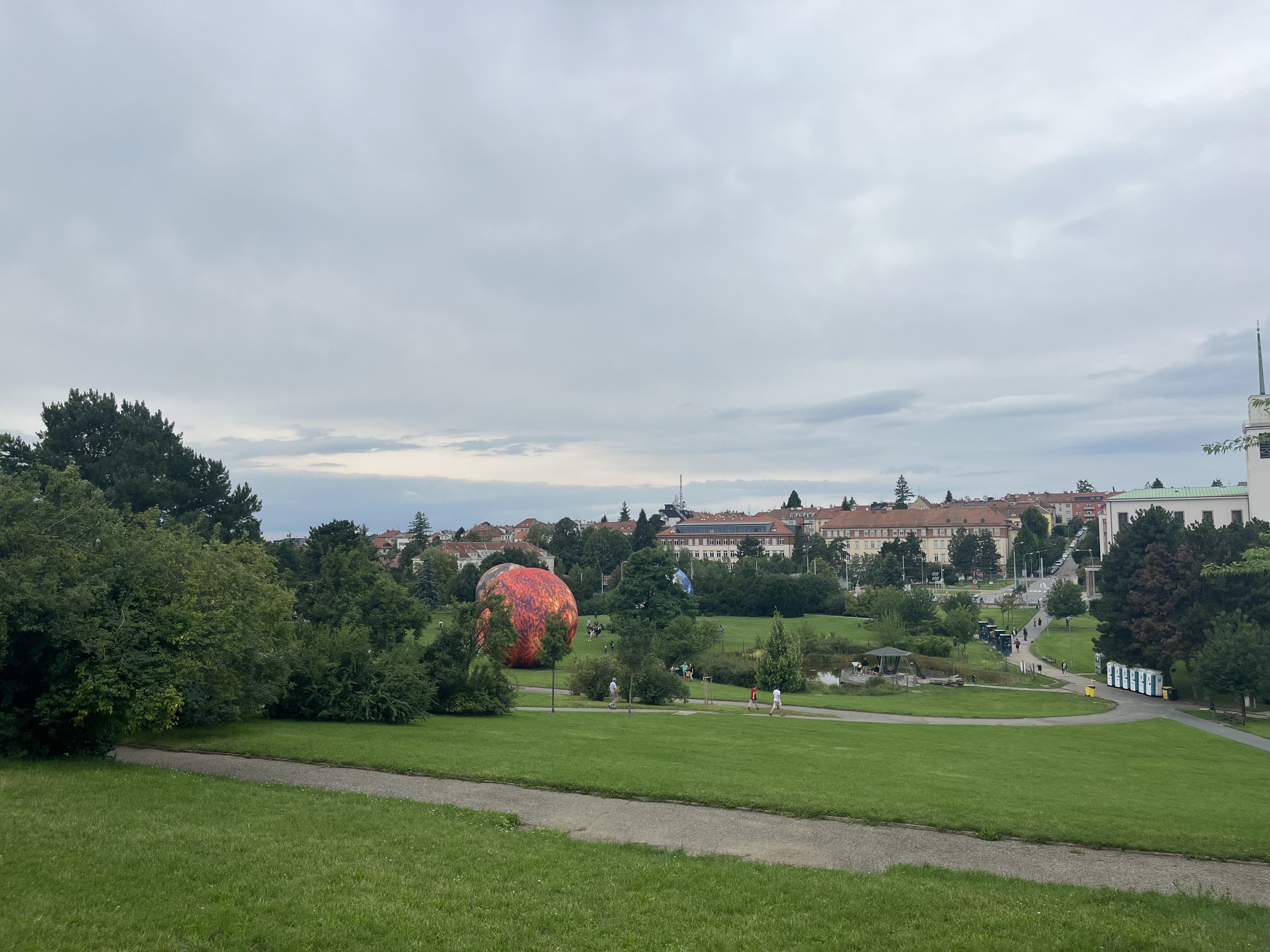FOTOGALERIE: Vesmír uprostřed Brna. Na Kraví hoře vystavují obří planety
