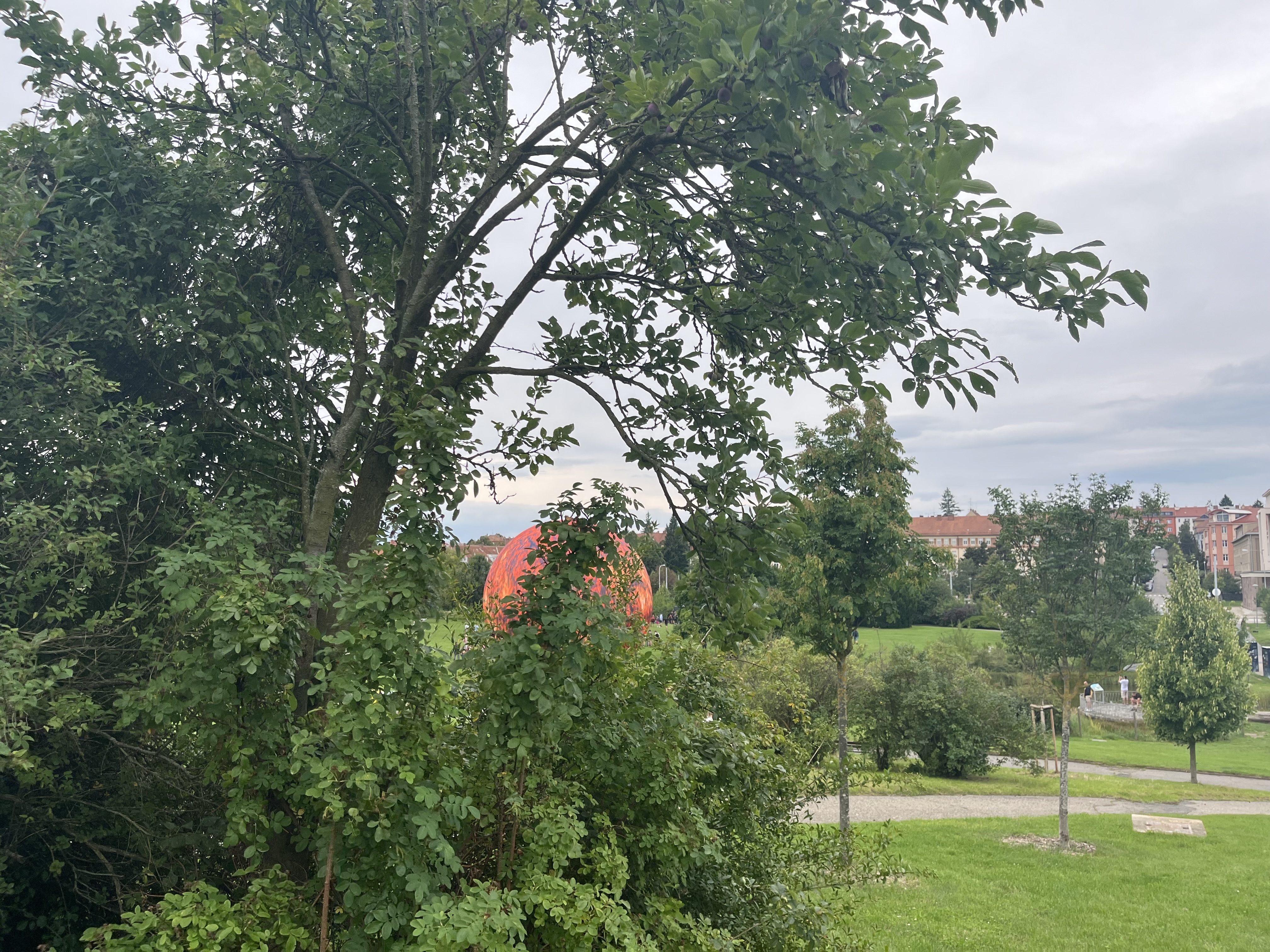 FOTOGALERIE: Vesmír uprostřed Brna. Na Kraví hoře vystavují obří planety