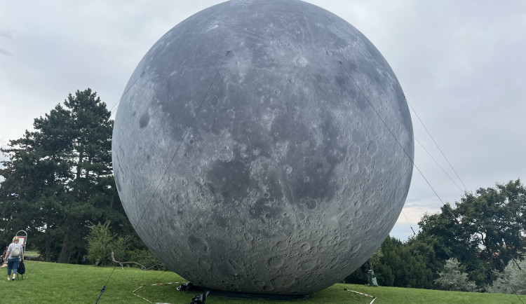 FOTOGALERIE: Vesmír uprostřed Brna. Na Kraví hoře vystavují obří planety