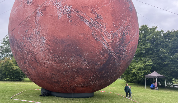 FOTOGALERIE: Vesmír uprostřed Brna. Na Kraví hoře vystavují obří planety