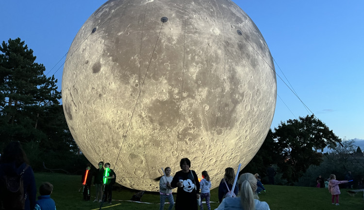 FOTOGALERIE: Vesmír v Brně. Podívejte se, jak modely planet září v noci