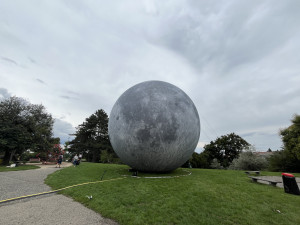 FOTOGALERIE: Vesmír uprostřed Brna. Na Kraví hoře vystavují obří planety