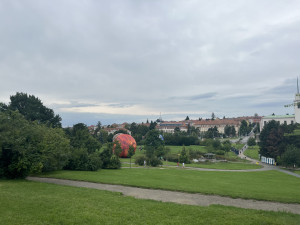FOTOGALERIE: Vesmír uprostřed Brna. Na Kraví hoře vystavují obří planety