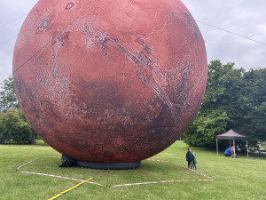 FOTOGALERIE: Vesmír uprostřed Brna. Na Kraví hoře vystavují obří planety