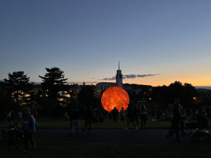 FOTOGALERIE: Vesmír v Brně. Podívejte se, jak modely planet září v noci