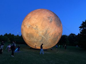 FOTOGALERIE: Vesmír v Brně. Podívejte se, jak modely planet září v noci