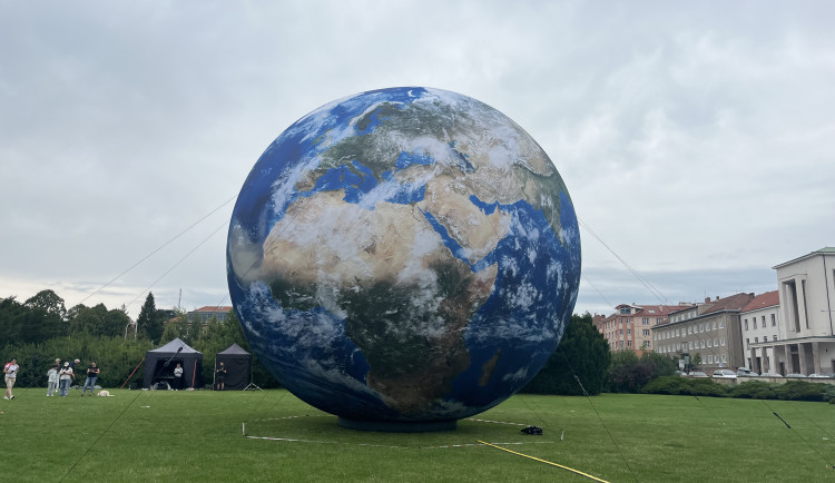 FOTOGALERIE: Vesmír uprostřed Brna. Na Kraví hoře vystavují obří planety