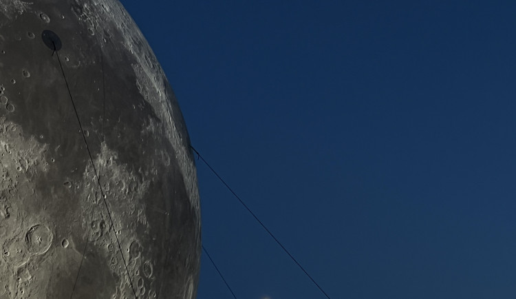 FOTOGALERIE: Vesmír v Brně. Podívejte se, jak modely planet září v noci