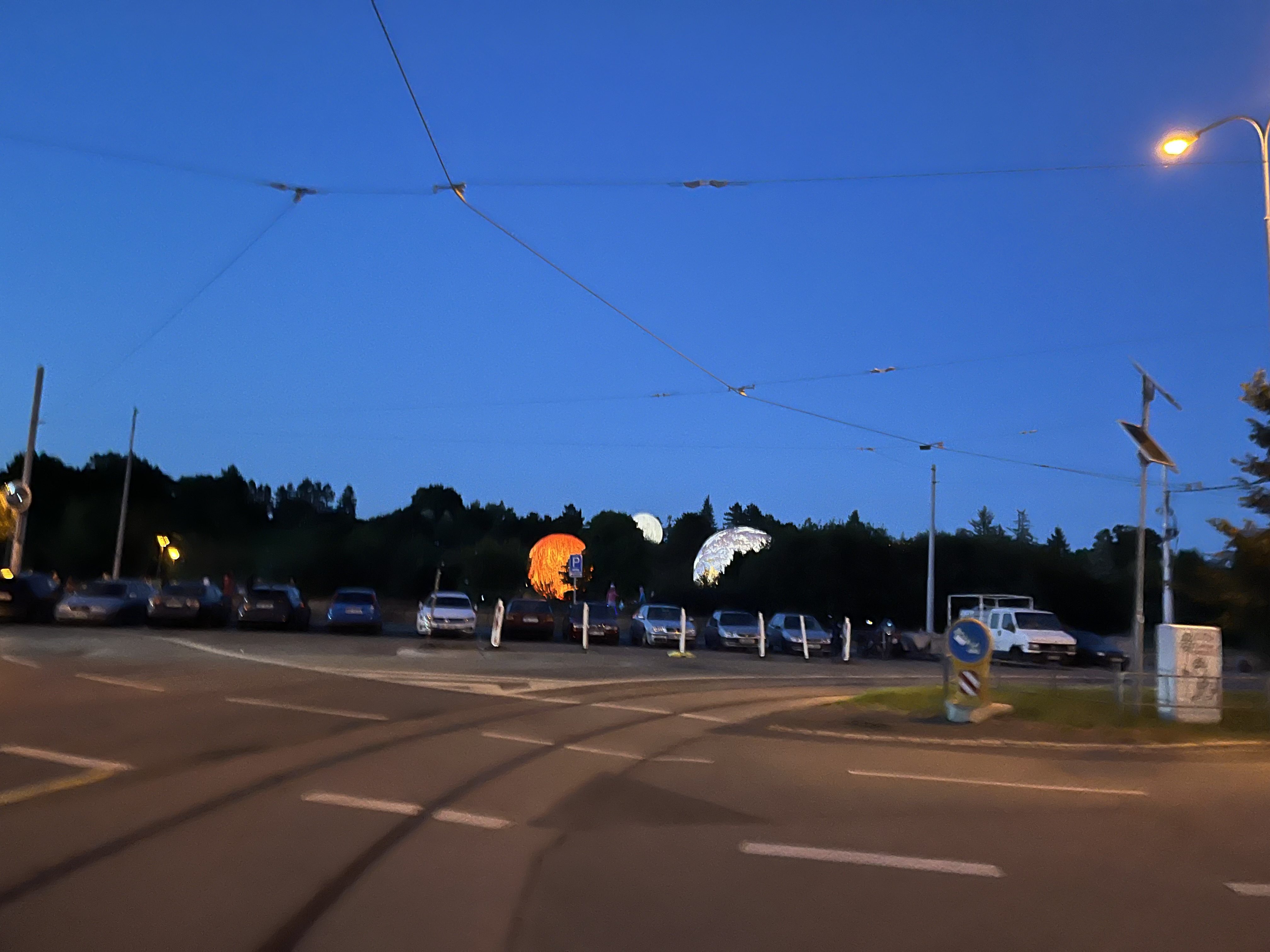 FOTOGALERIE: Vesmír v Brně. Podívejte se, jak modely planet září v noci