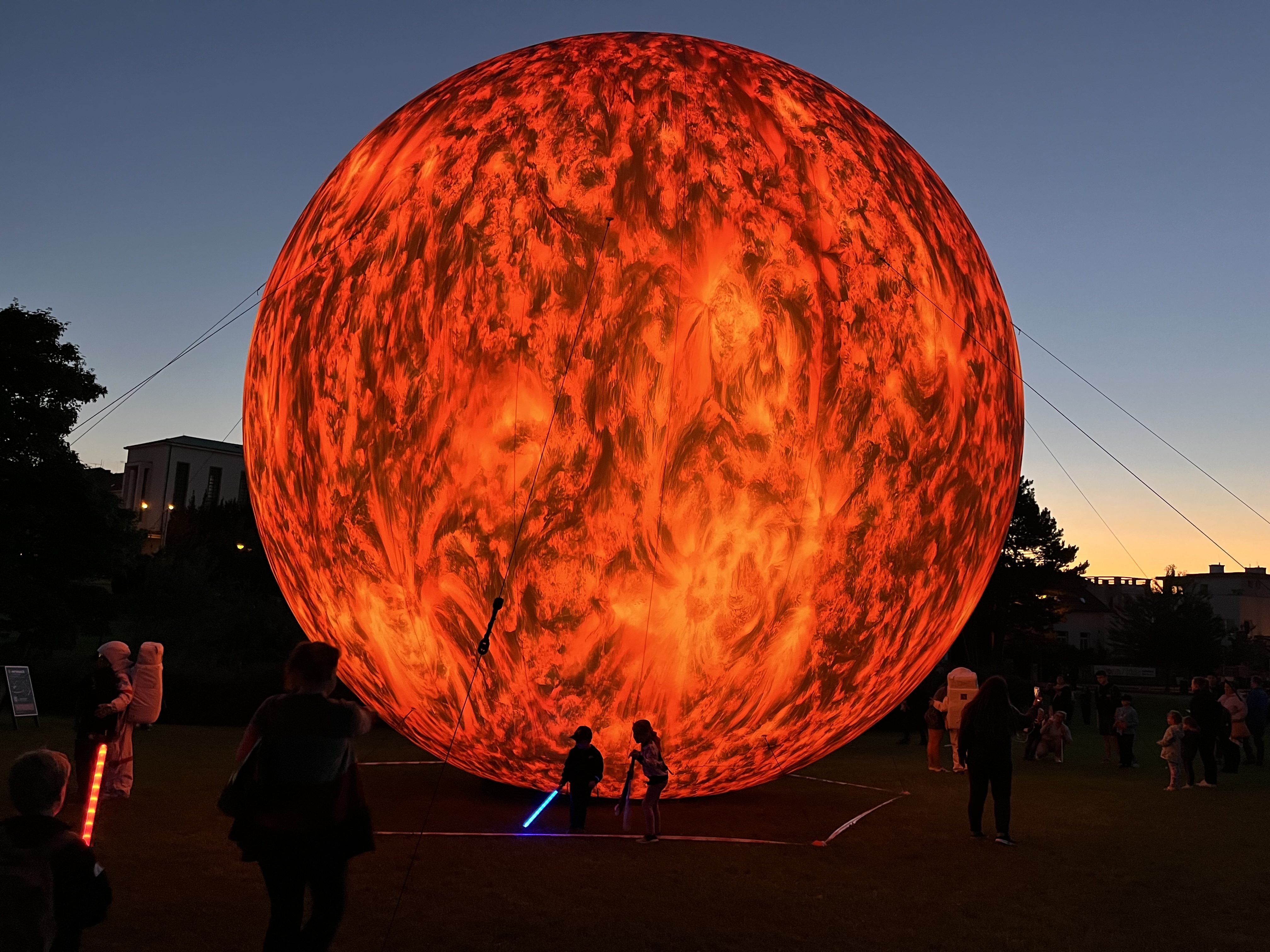 FOTOGALERIE: Vesmír v Brně. Podívejte se, jak modely planet září v noci