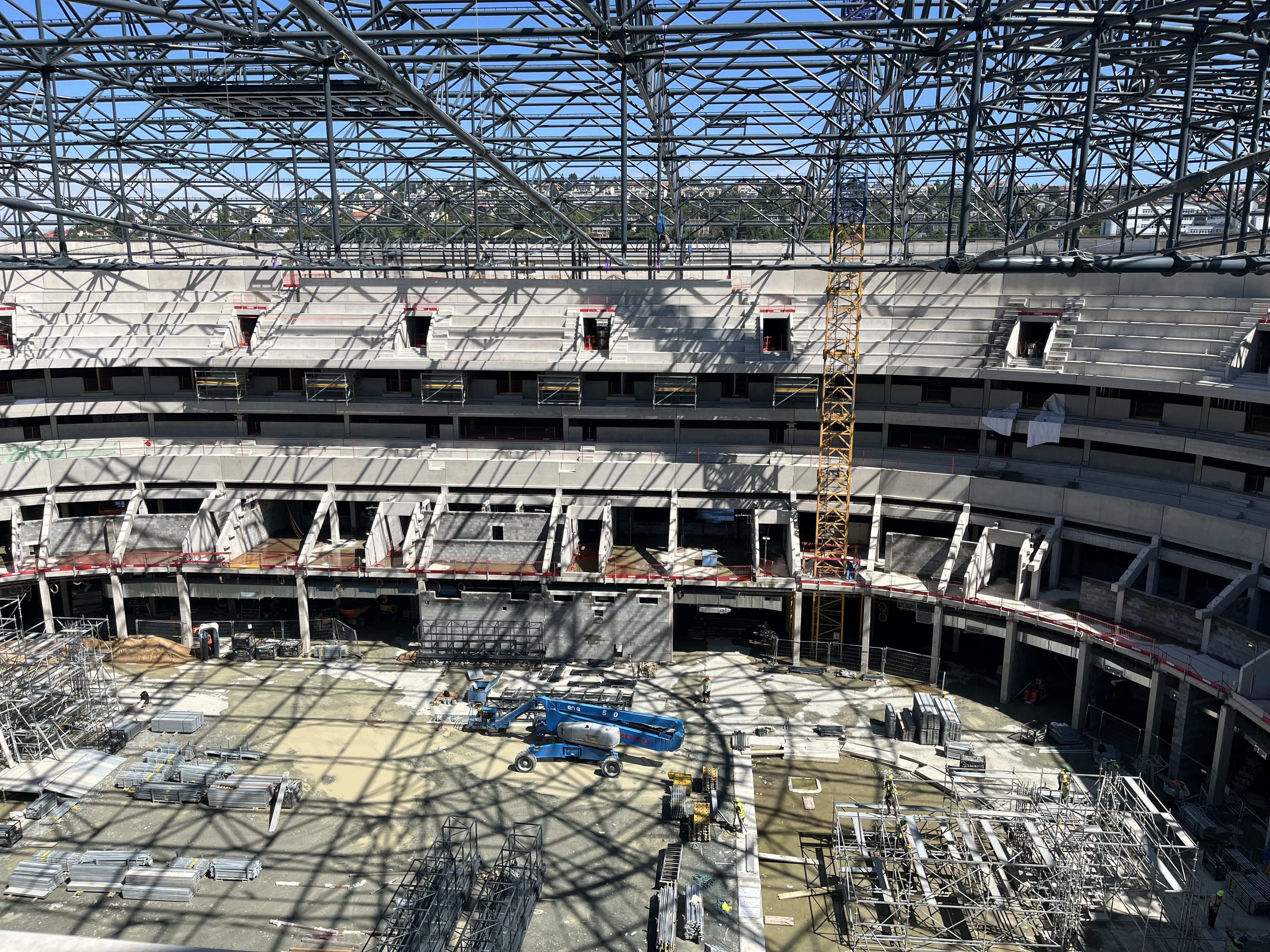 FOTO: Dělníci dokončili hrubou stavbu Areny Brno. Střechu zdobí májka pro štěstí