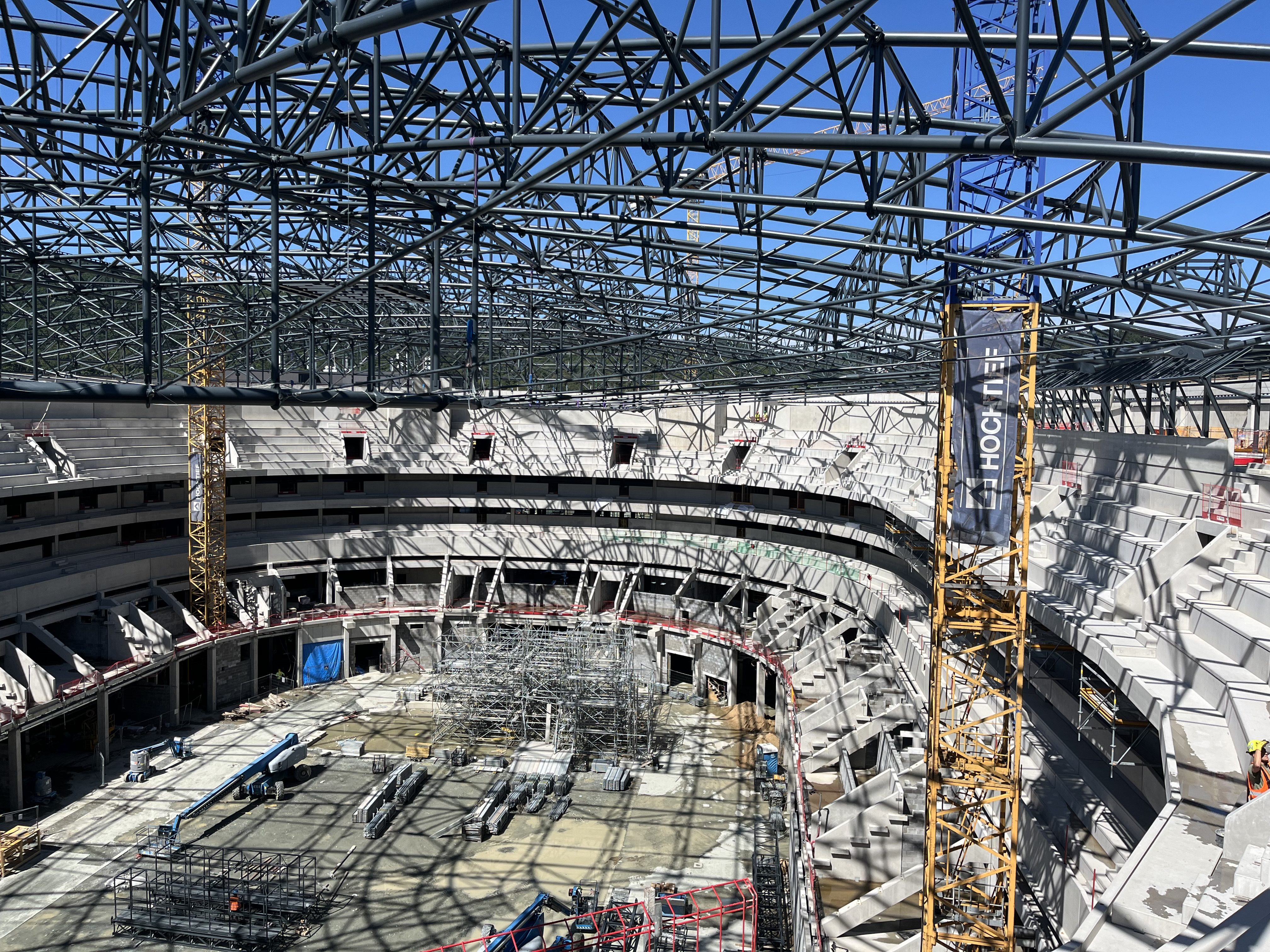 FOTO: Dělníci dokončili hrubou stavbu Areny Brno. Střechu zdobí májka pro štěstí