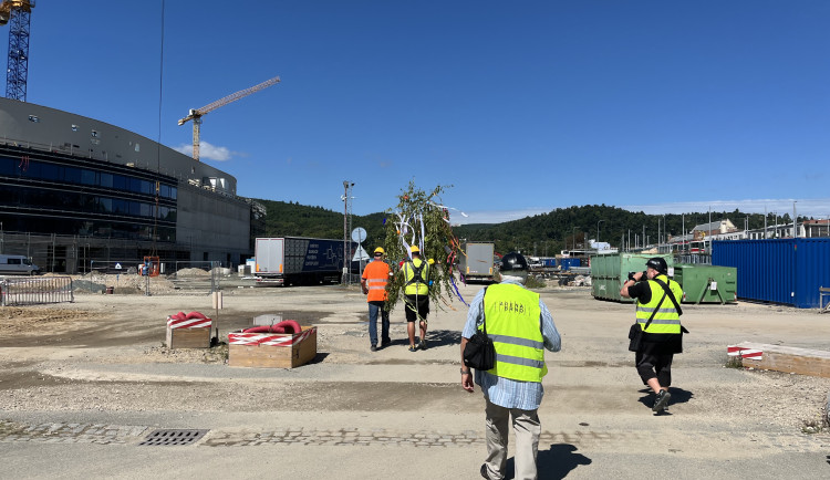 FOTO: Dělníci dokončili hrubou stavbu Areny Brno. Střechu zdobí májka pro štěstí