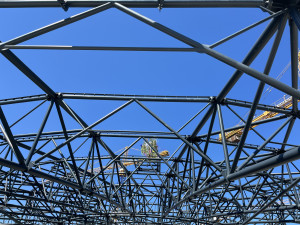 FOTO: Dělníci dokončili hrubou stavbu Areny Brno. Střechu zdobí májka pro štěstí