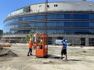 FOTO: Dělníci dokončili hrubou stavbu Areny Brno. Střechu zdobí májka pro štěstí