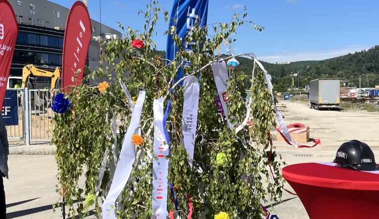 FOTO: Dělníci dokončili hrubou stavbu Areny Brno. Střechu zdobí májka pro štěstí