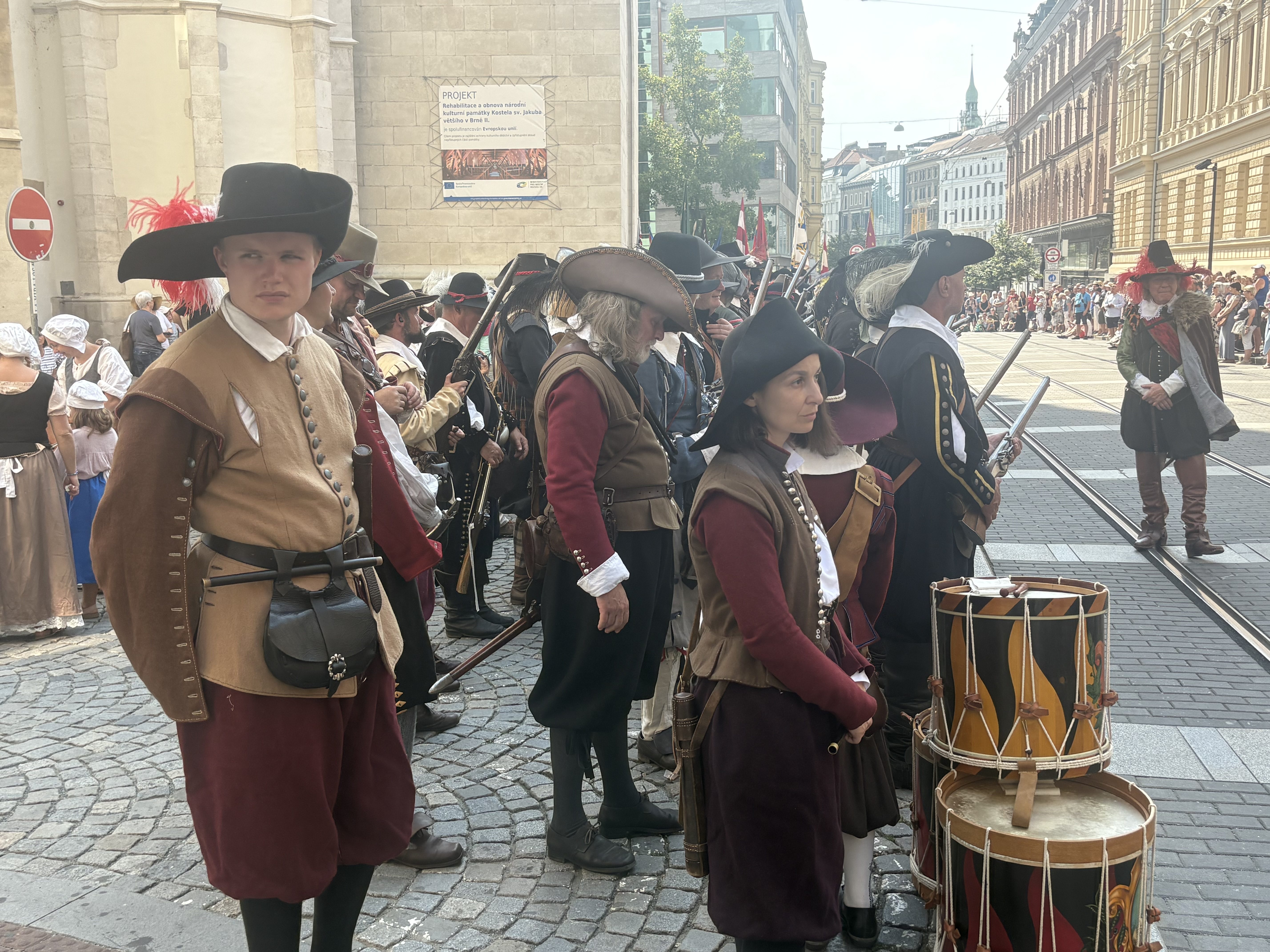 FOTOGALERIE: Brnem prošla historická armáda. Průvod připomněl legendární středověké bitvy
