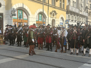 FOTOGALERIE: Brnem prošla historická armáda. Průvod připomněl legendární středověké bitvy