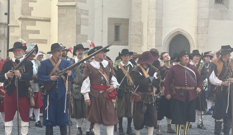 FOTOGALERIE: Brnem prošla historická armáda. Průvod připomněl legendární středověké bitvy