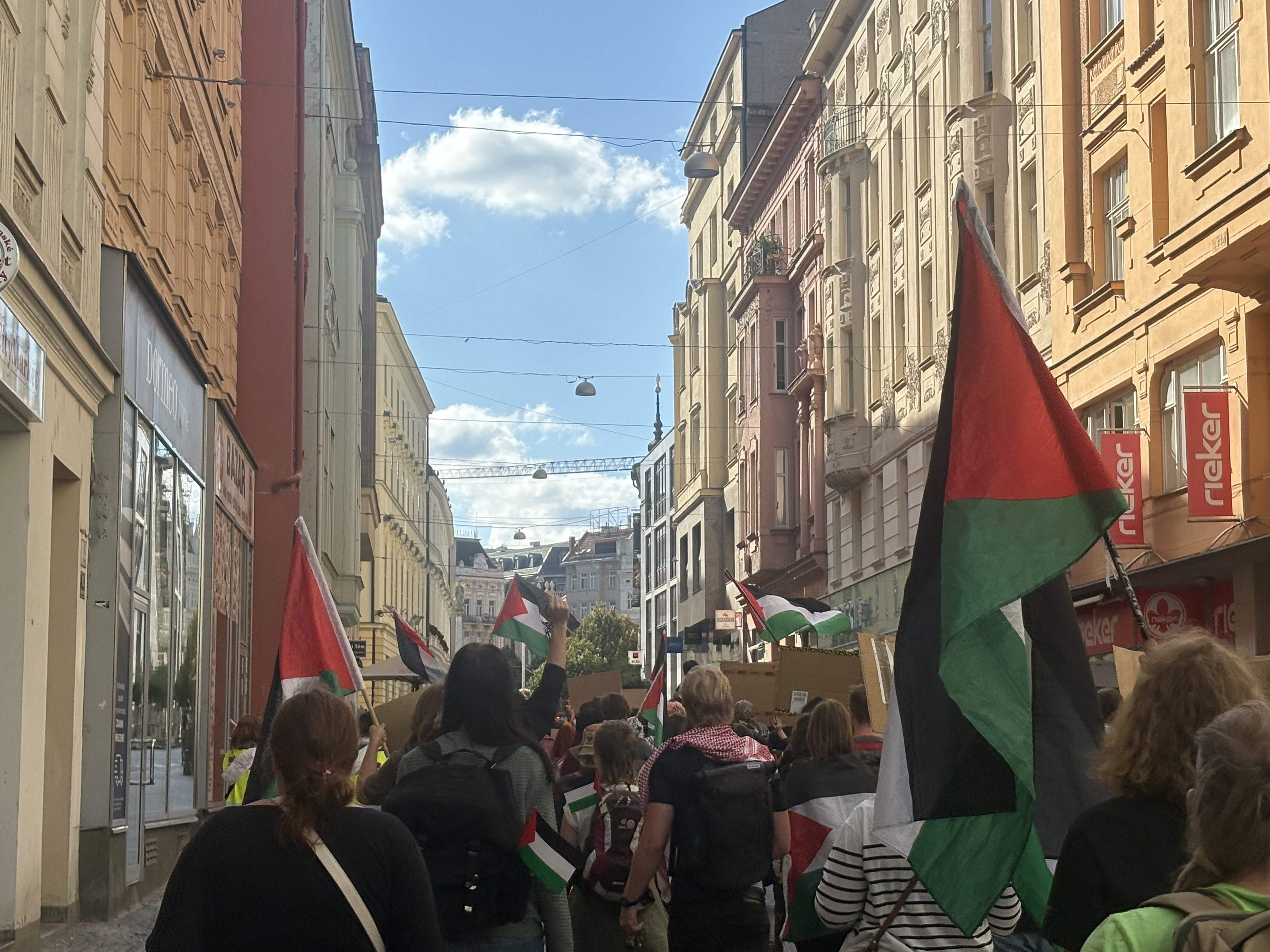 FOTOGALERIE: Mrd*me vládu, vzkázali protestující za Palestinu. V Brně jich pochodovaly desítky