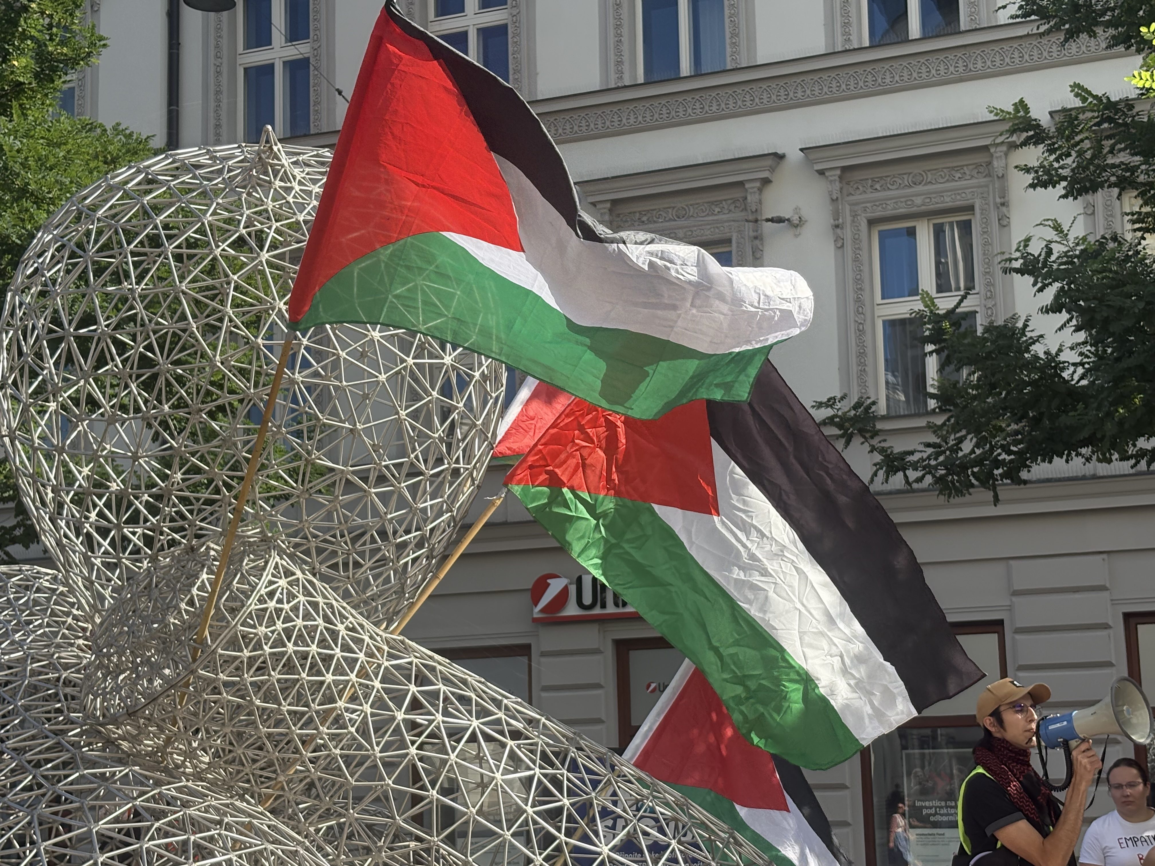 FOTOGALERIE: Mrd*me vládu, vzkázali protestující za Palestinu. V Brně jich pochodovaly desítky