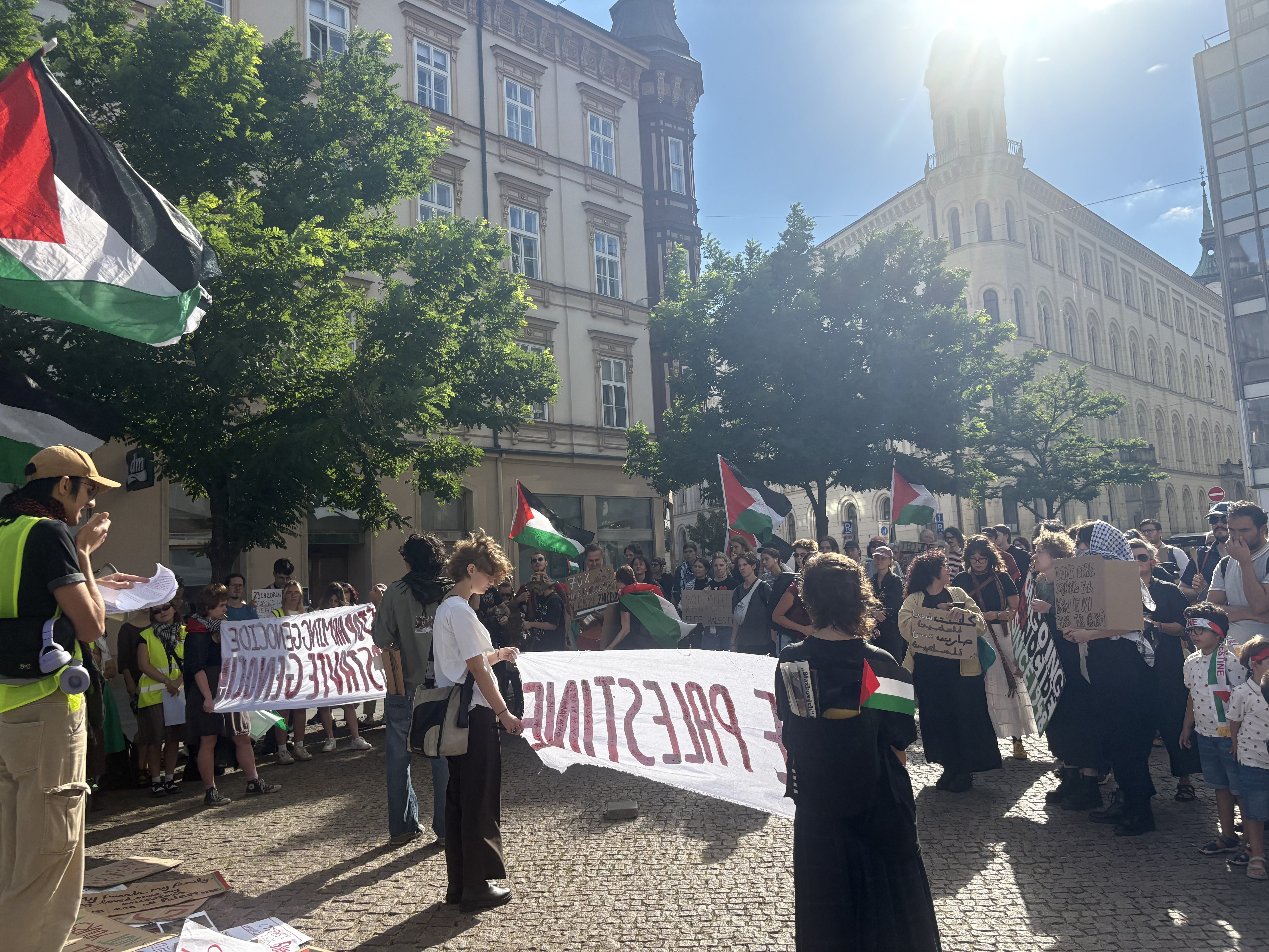 FOTOGALERIE: Mrd*me vládu, vzkázali protestující za Palestinu. V Brně jich pochodovaly desítky