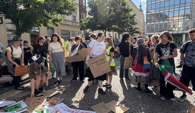 FOTOGALERIE: Mrd*me vládu, vzkázali protestující za Palestinu. V Brně jich pochodovaly desítky