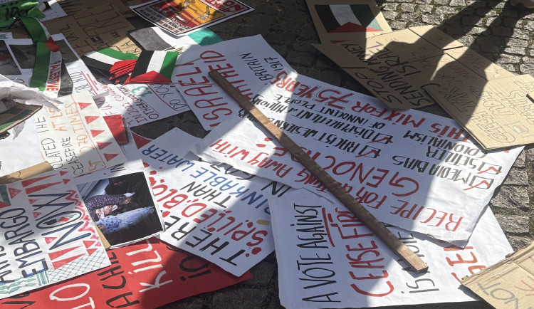 FOTOGALERIE: Mrd*me vládu, vzkázali protestující za Palestinu. V Brně jich pochodovaly desítky