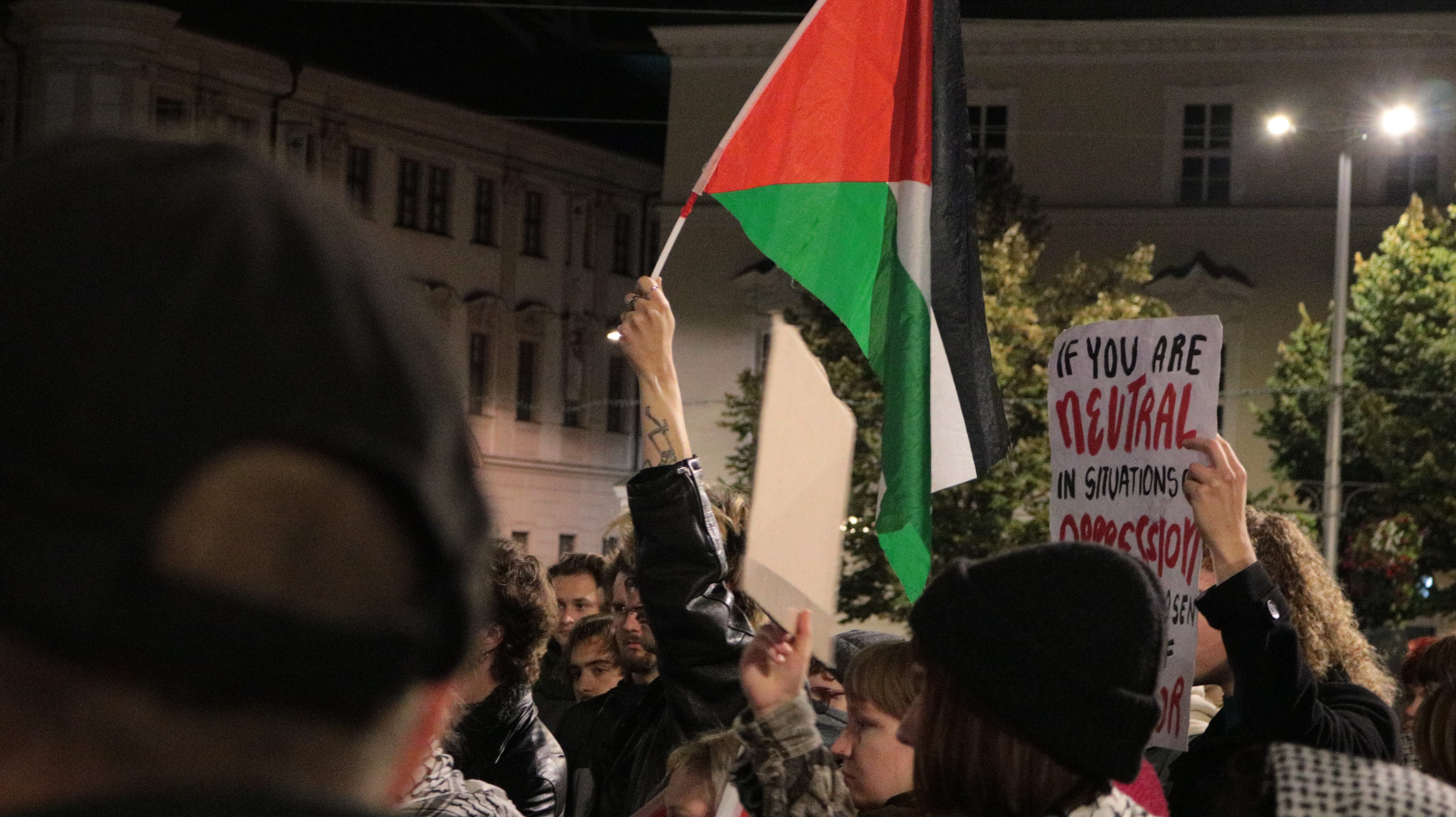 FOTO: Aktivisté protestovali na podporu Šárky, stala se nezvěstnou na cestě do Gazy