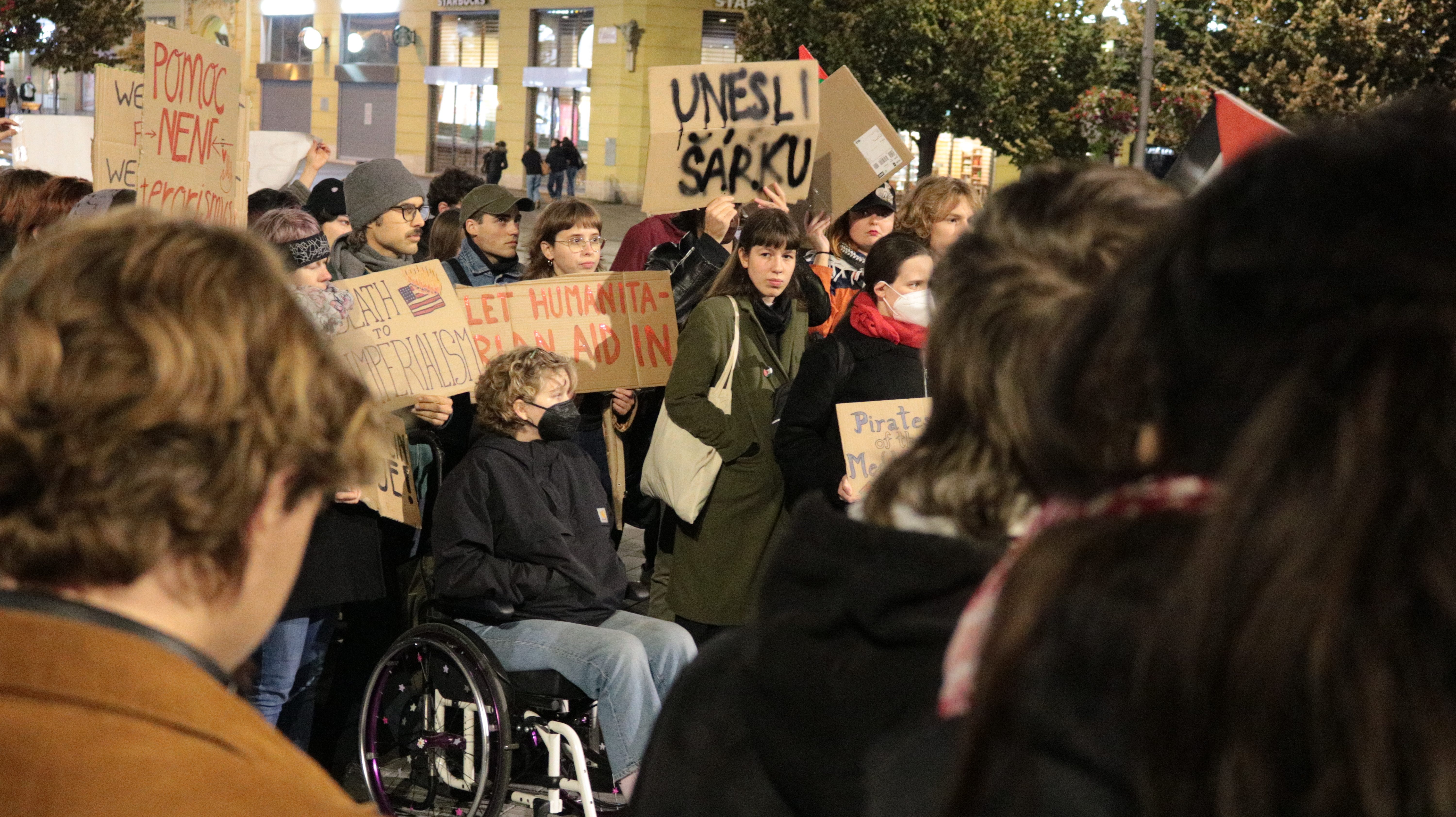 FOTO: Aktivisté protestovali na podporu Šárky, stala se nezvěstnou na cestě do Gazy