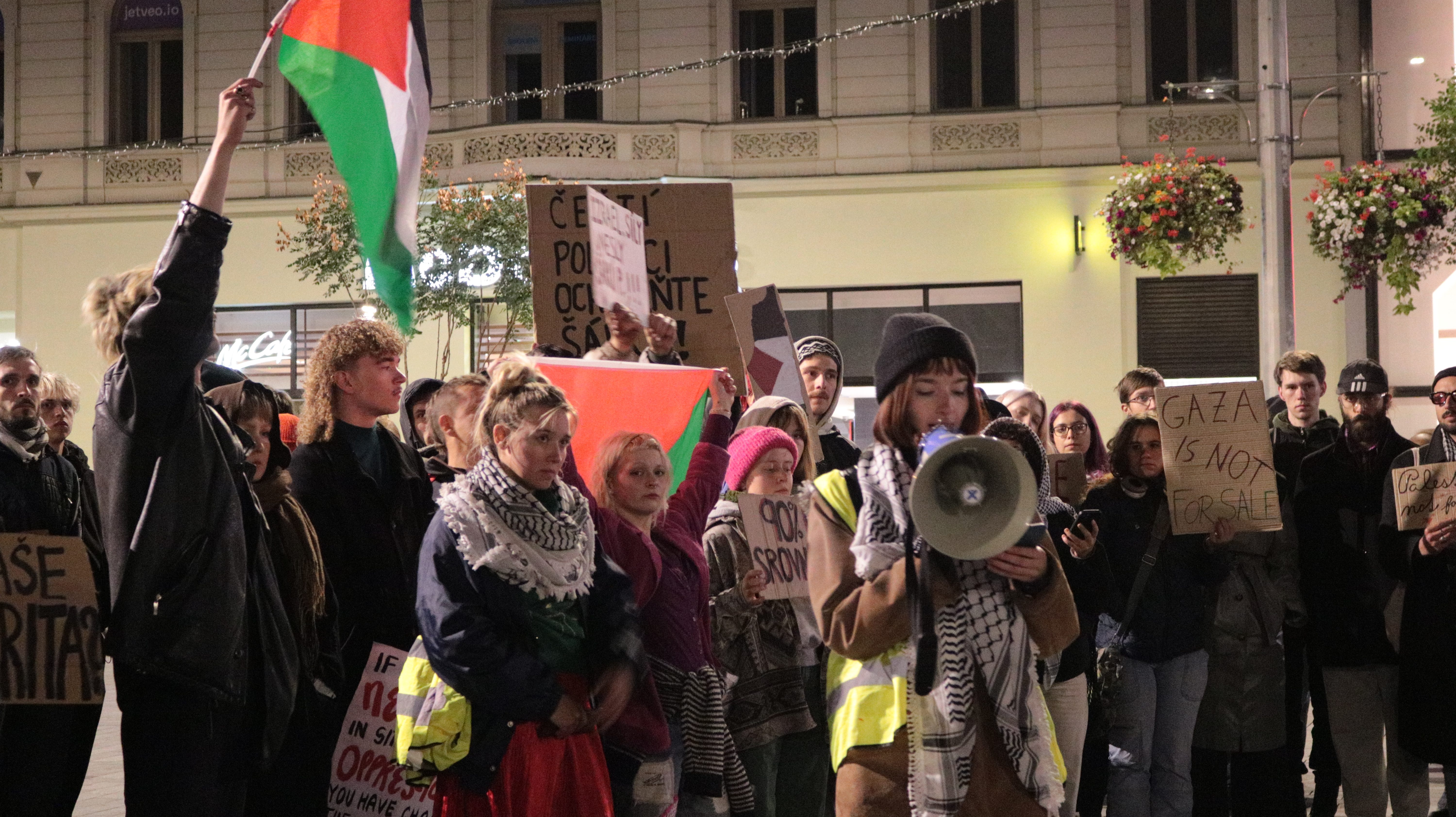 FOTO: Aktivisté protestovali na podporu Šárky, stala se nezvěstnou na cestě do Gazy