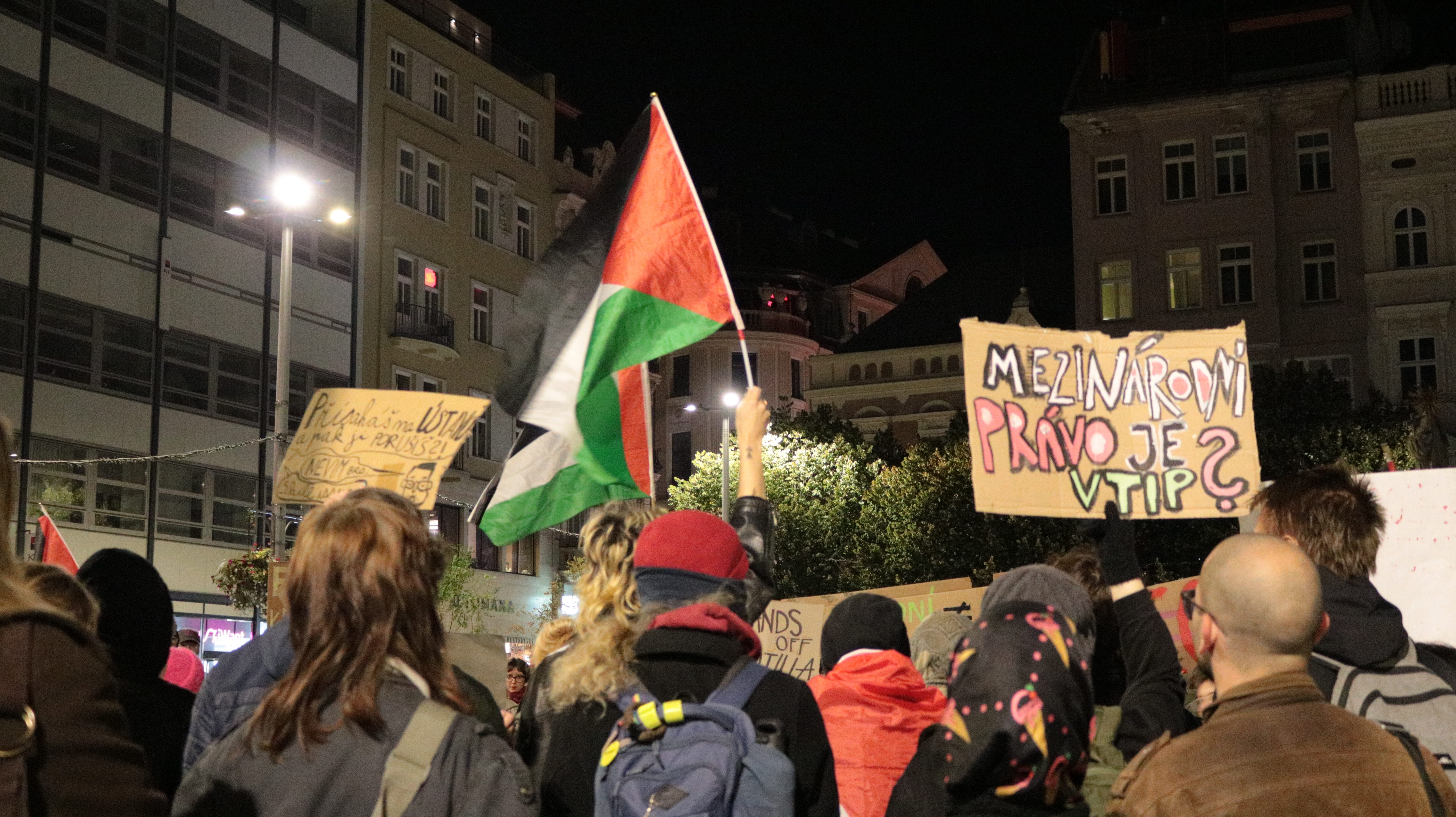 FOTO: Aktivisté protestovali na podporu Šárky, stala se nezvěstnou na cestě do Gazy