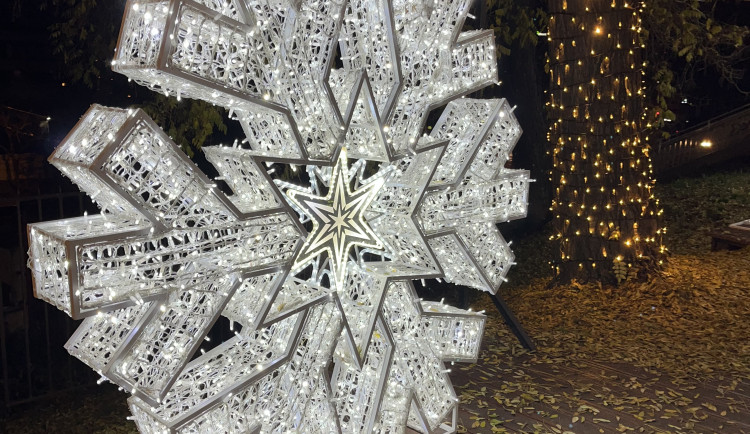 FOTO: Ulice Bašty ožila Vánocemi. Lidé obdivují svítící Popelku, prince i kočár