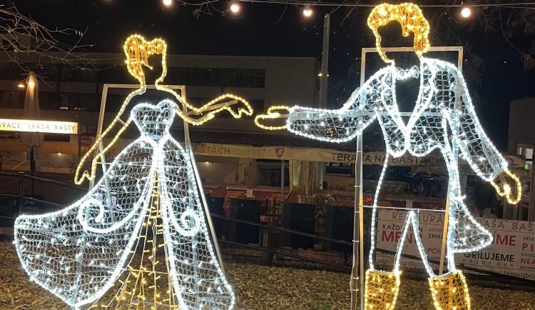 FOTO: Ulice Bašty ožila Vánocemi. Lidé obdivují svítící Popelku, prince i kočár