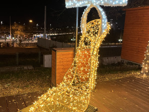 FOTO: Ulice Bašty ožila Vánocemi. Lidé obdivují svítící Popelku, prince i kočár
