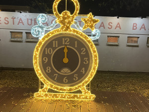 FOTO: Ulice Bašty ožila Vánocemi. Lidé obdivují svítící Popelku, prince i kočár