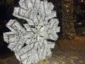 FOTO: Ulice Bašty ožila Vánocemi. Lidé obdivují svítící Popelku, prince i kočár