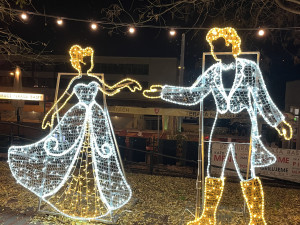 FOTO: Ulice Bašty ožila Vánocemi. Lidé obdivují svítící Popelku, prince i kočár