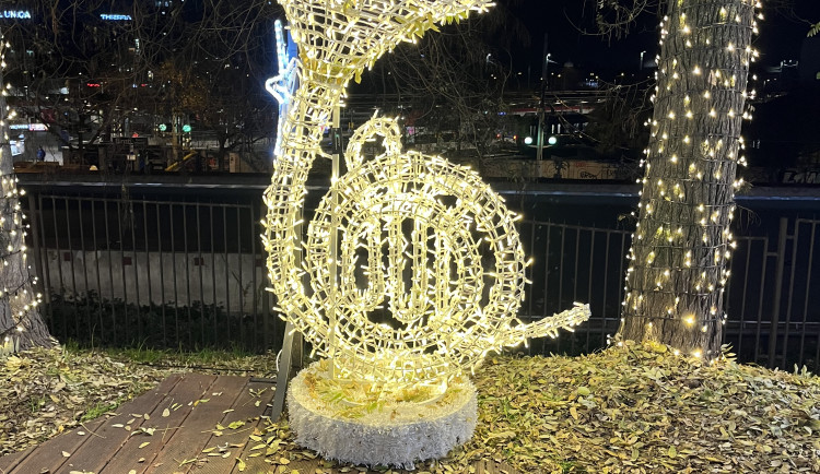 FOTO: Ulice Bašty ožila Vánocemi. Lidé obdivují svítící Popelku, prince i kočár