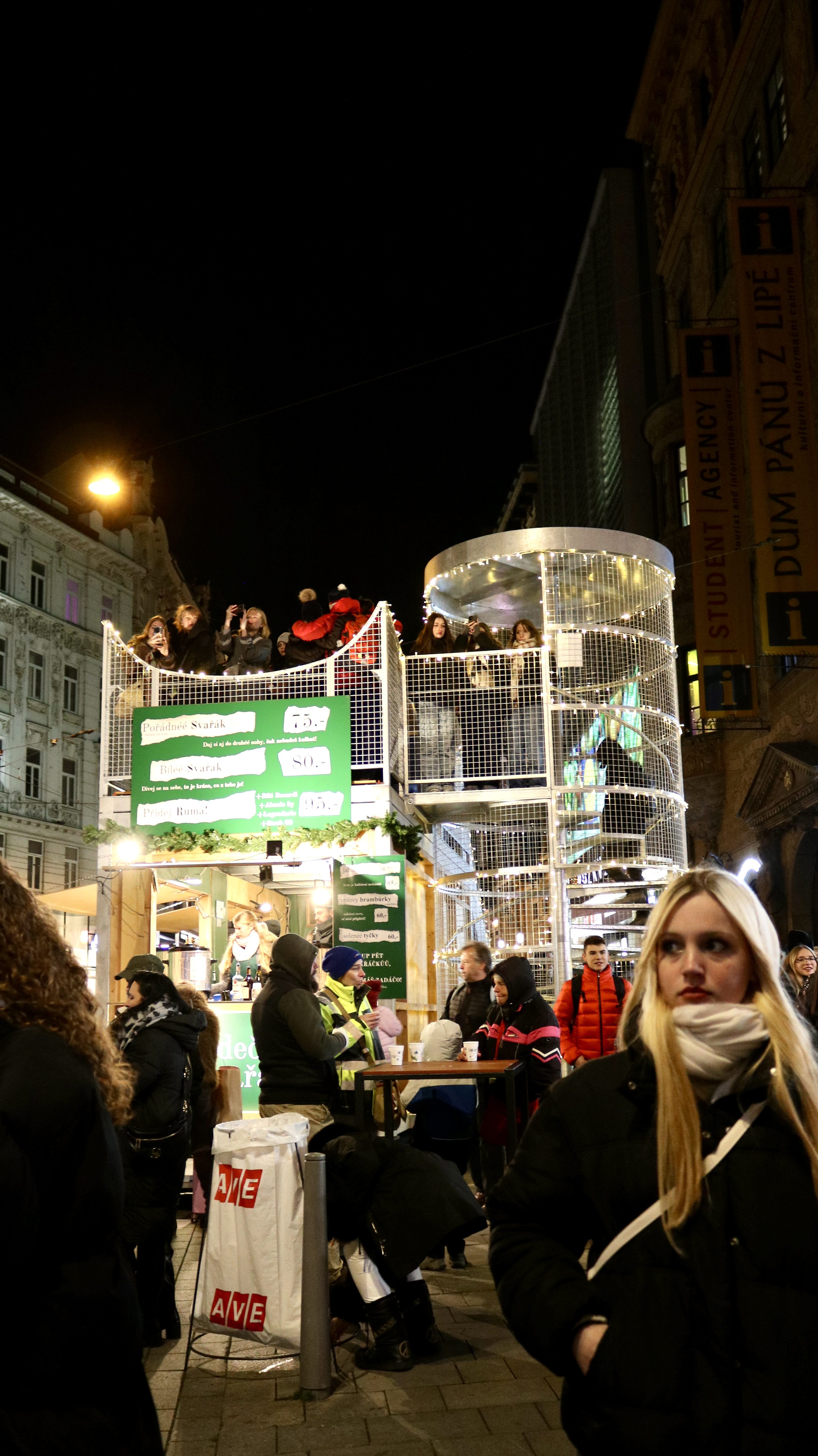 FOTO: V srdci Brna dnes zazářily vánoční stromy. Podívaná přilákala tisíce lidí