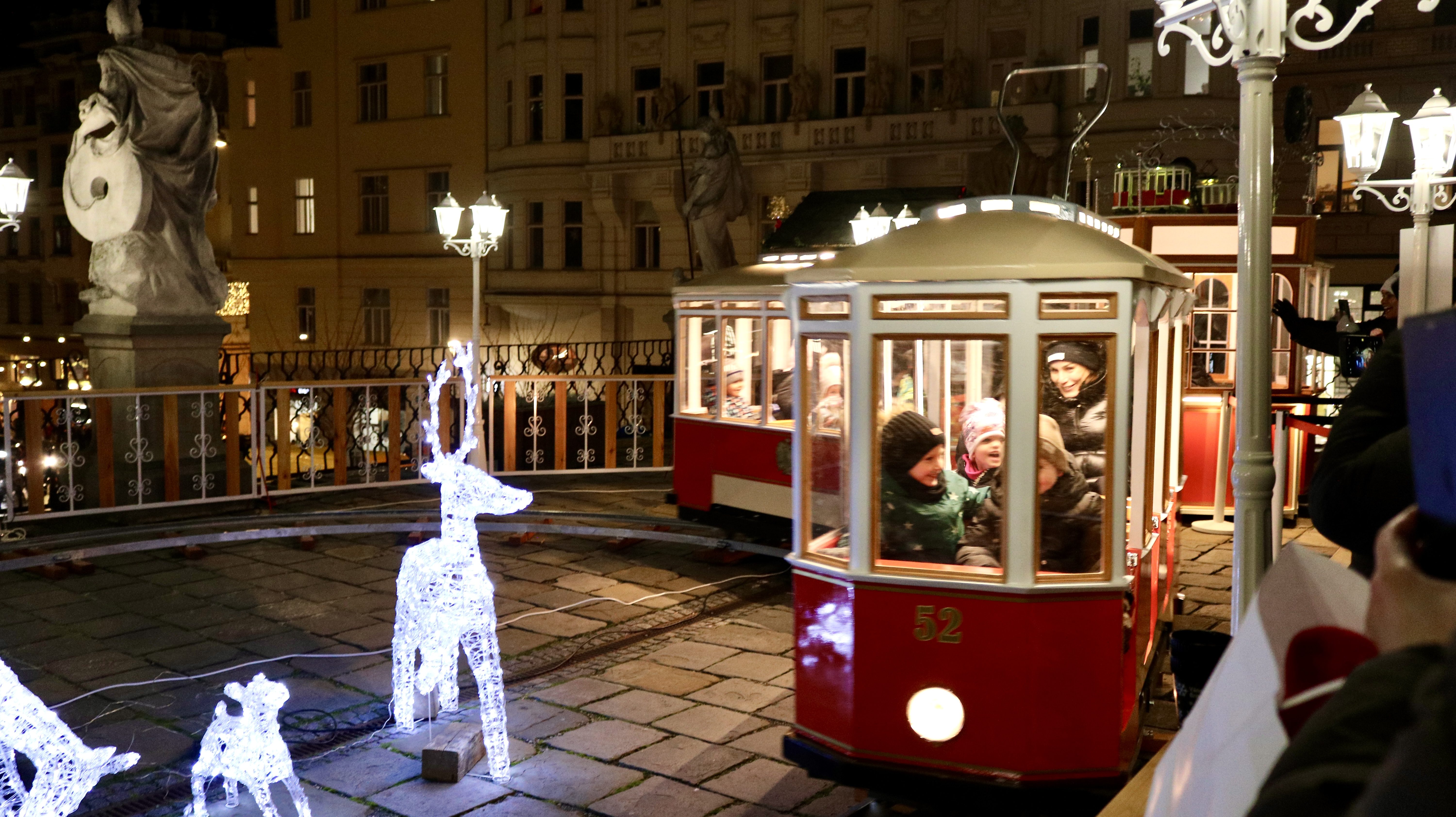FOTO: V srdci Brna dnes zazářily vánoční stromy. Podívaná přilákala tisíce lidí