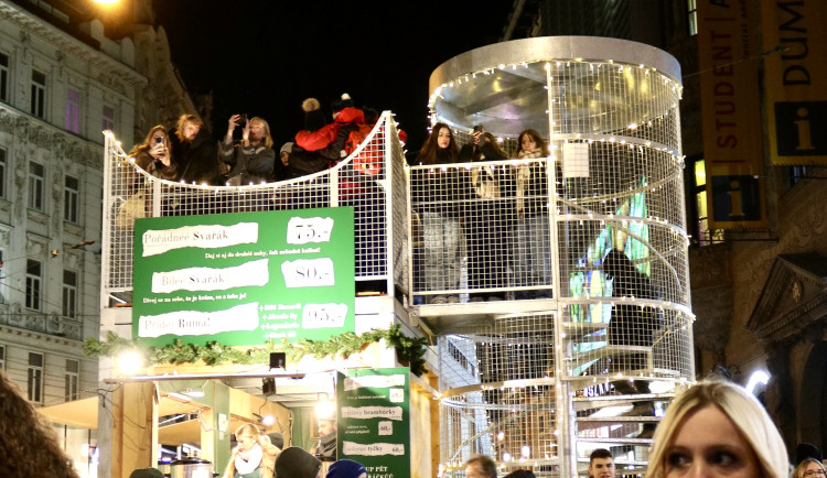 FOTO: V srdci Brna dnes zazářily vánoční stromy. Podívaná přilákala tisíce lidí