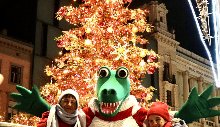 FOTO: V srdci Brna dnes zazářily vánoční stromy. Podívaná přilákala tisíce lidí